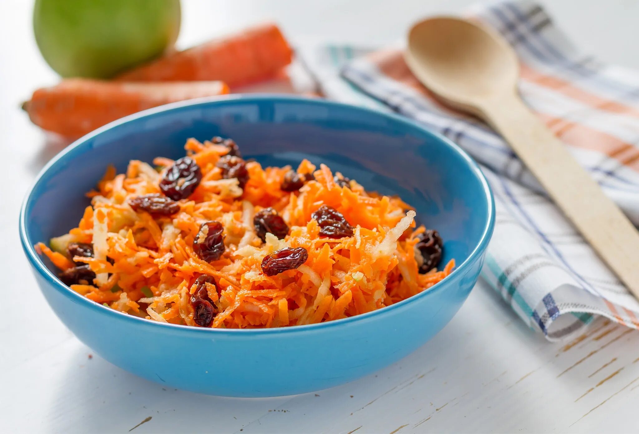 Салат из морковки и изюма. Салат из морковки и изюма. Морковь с изюмом. Салат из тертой моркови с изюмом. Салат с морковкой и изюмом.
