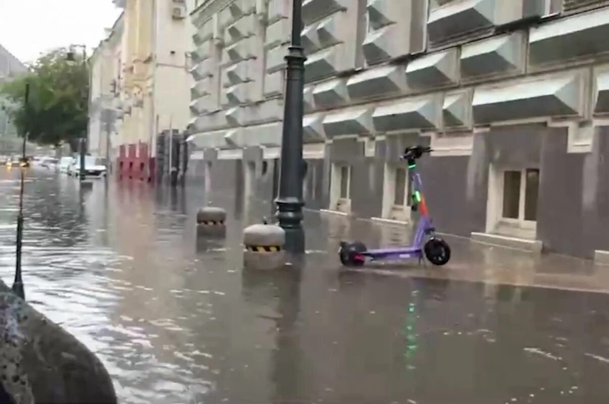 Москва поплыла. Ливень в москве. Самый сильный дождь зафиксированный человеком. Дождь в москве. Москва поплыла.