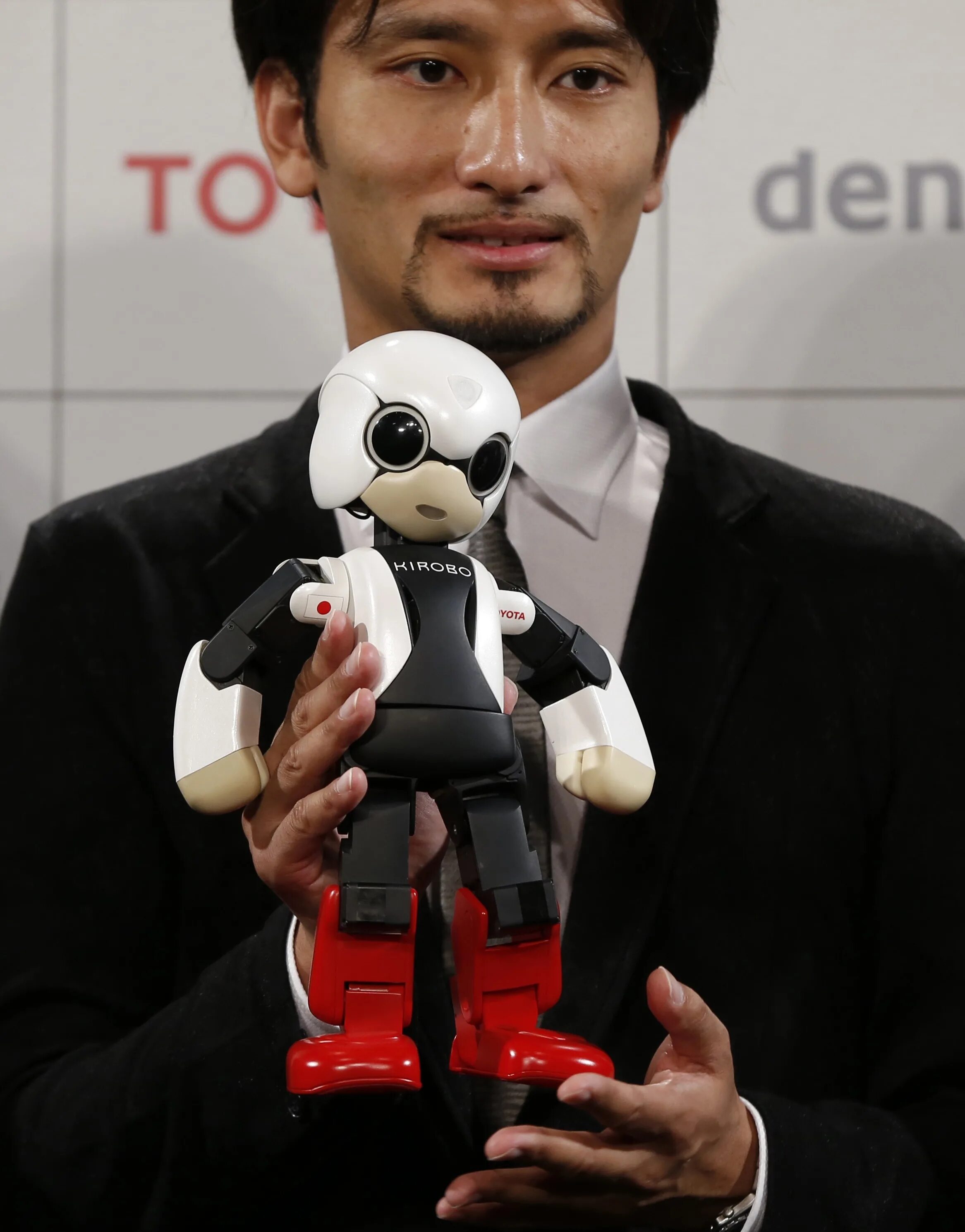 Японский робот человек. Робот kirobo. робот-космонавт kirobo. робот антидепрессант kirobo. японский робот астронавт.