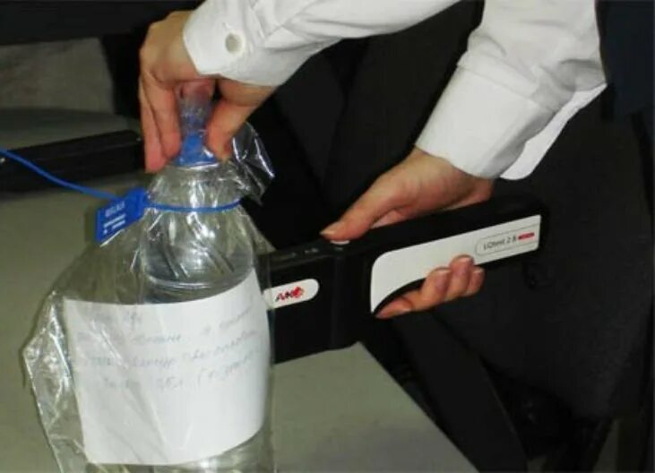 Можно ли в самолет воду в бутылке. Бутылки для перевозки жидкости в самолете. Бензин в бутылке. Бутылка воды в самолете.