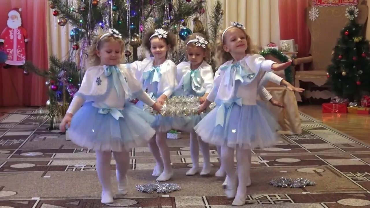 Танец снежинок на новый год в начальной школе. Дети танцуют в садике. Танец снег снежок в детском саду. Танец для девочек на новый год в детском саду. Танец со снежными колечками в детском саду подготовительная.
