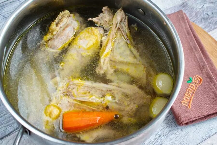 Куриный бульон содержание. Куриный бульон домашний. бульон из домашней курицы. домашняя курица в бульоне. бульон из куриной грудки.