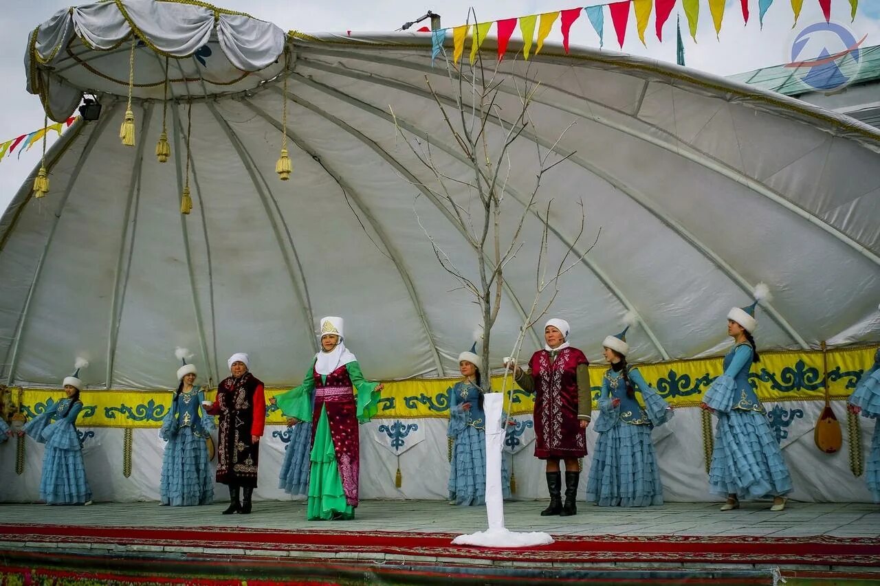 Текст песни здравствуй праздник наурыз. 22 Наурыз. Праздник Наурыз в Казахстане. С праздником Наурыз. Наурыз атрибутика.