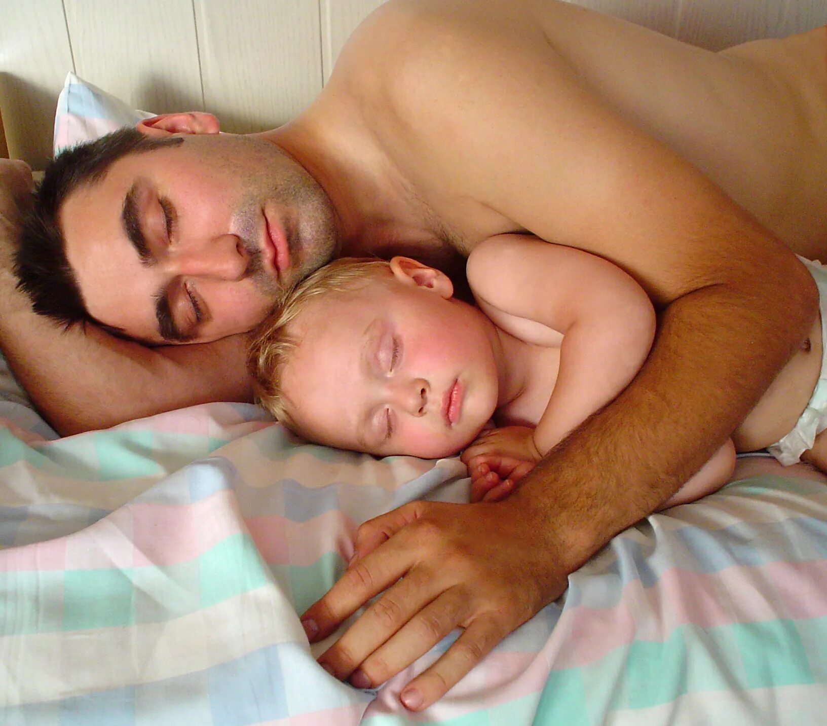Daddy homemade. Малыши с папами спят. Мама папа и малыш спят. Спящий папа и малыш. Отец и сын сон.