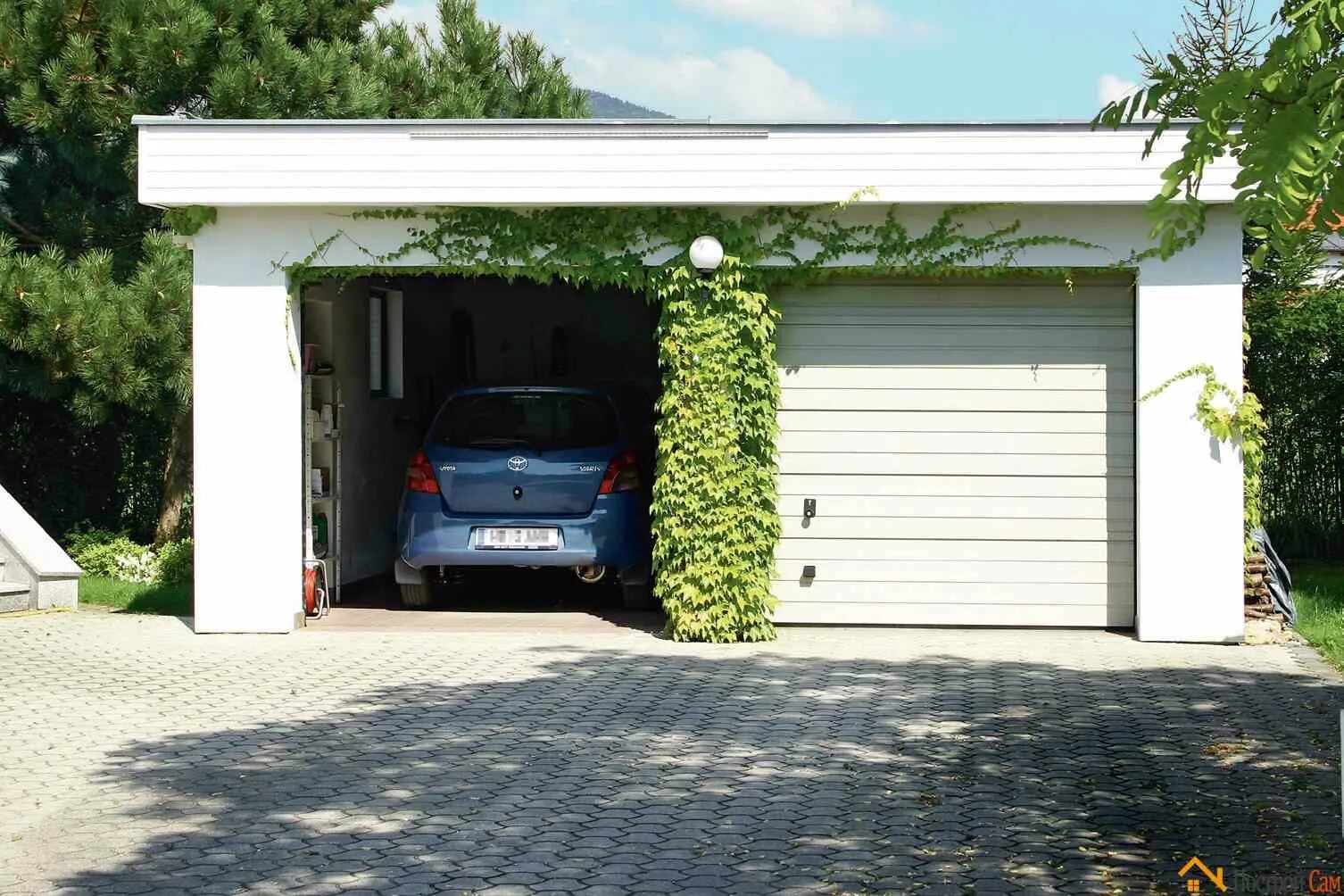 Проекты гаражей из пеноблоков. Гараж на 2 автомобиля. Гараж под две машины. Гараж под две машины. Гараж на 2 машины.