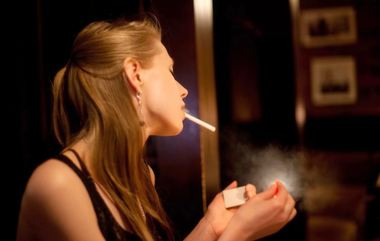 Tls smoking. низкорослая курильщица. Smoking lesson. 420 дым. мэгги грейс наркозависимость.