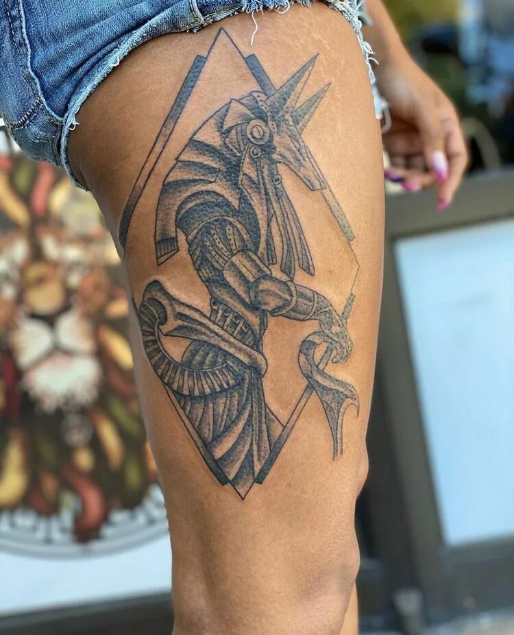 Анубис тату дотворк. Тату анубис демон. Тату египетские анубис. Тату анубис значение для девушек. Тату анубис на руке.