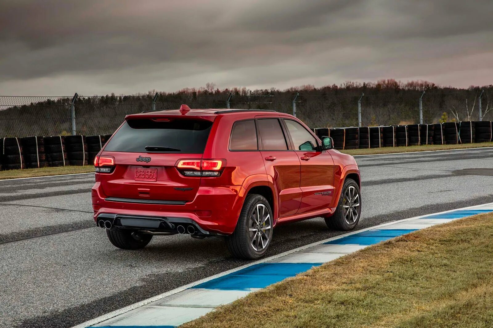 Cherokee trackhawk. Jeep trackhawk hennessey. Cherokee trackhawk. джип гранд чероки трекхок 2020. Jeep grand cherokee 2018.