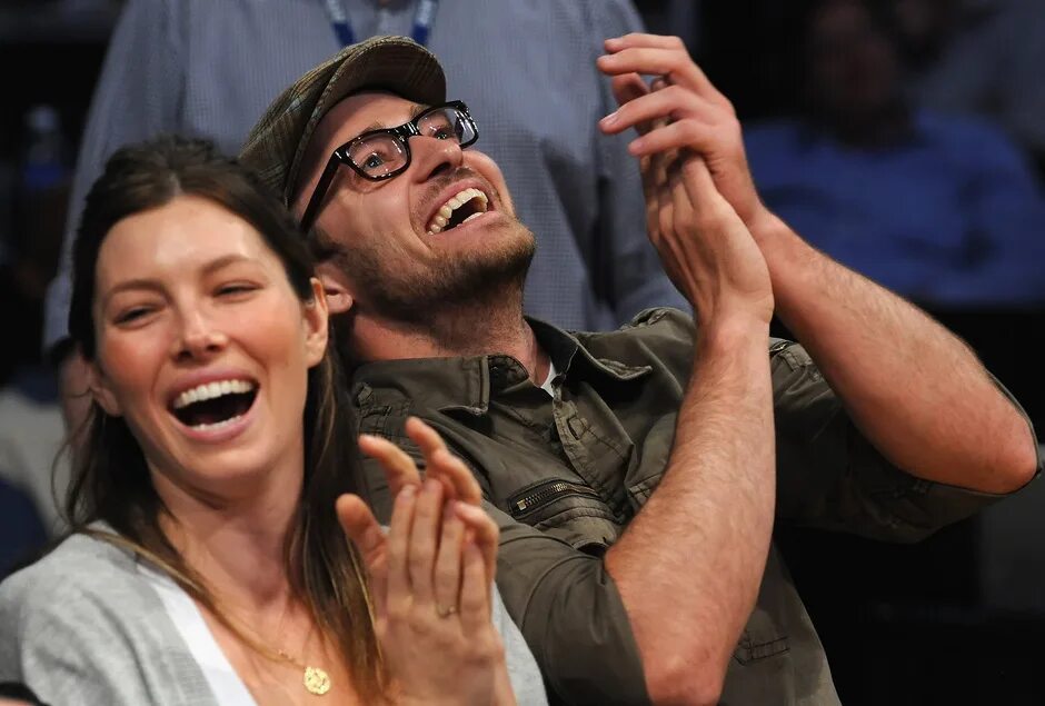 человек от смеха на полу. самые популярные мемы в тик токе. били и смеялись. били и смеялись. равнодушие людей на улицах.