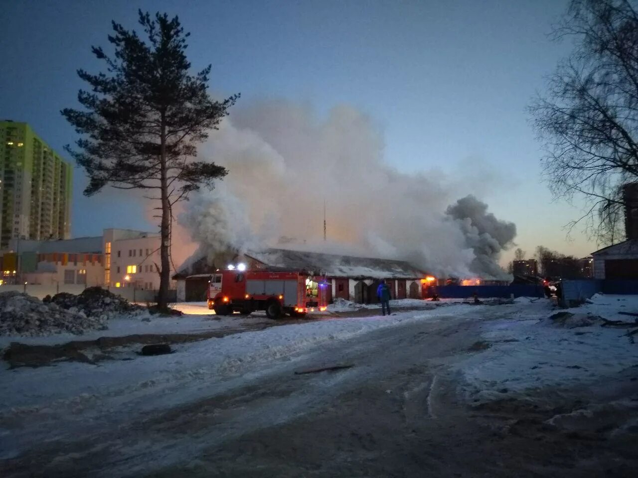 В каком районе петербурга пожар. Пожар на выборгском шоссе. пожар на выборгском шоссе сейчас. пожар бестужевская. пожар маршала блюхера.