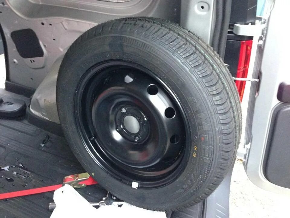 Докатка peugeot 5008. Запаска в volkswagen tiguan. Установить запасное колесо. Запасное колесо нива 2121. Докатка мерседес cls 350.