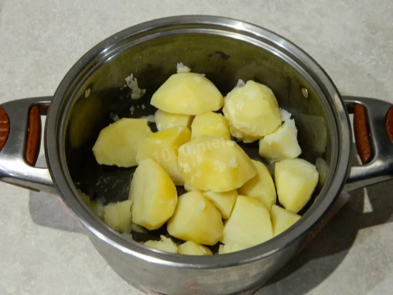 Сколько варить картошку очищенную после закипания. Степени варки картофеля. Сколько минут варить картошку. Как варить картошку для пюре. Посуда для варки картофель бледно желтый на разрезе.