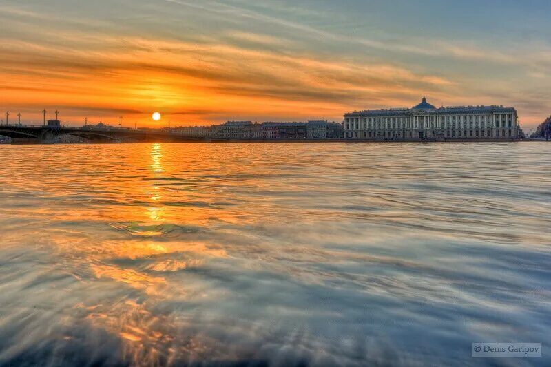 Петропавловская крепость белые ночи. Красивый закат в городе. Заход солнца в санкт петербурге сегодня. Санкт петербург над невой. Закат на неве.