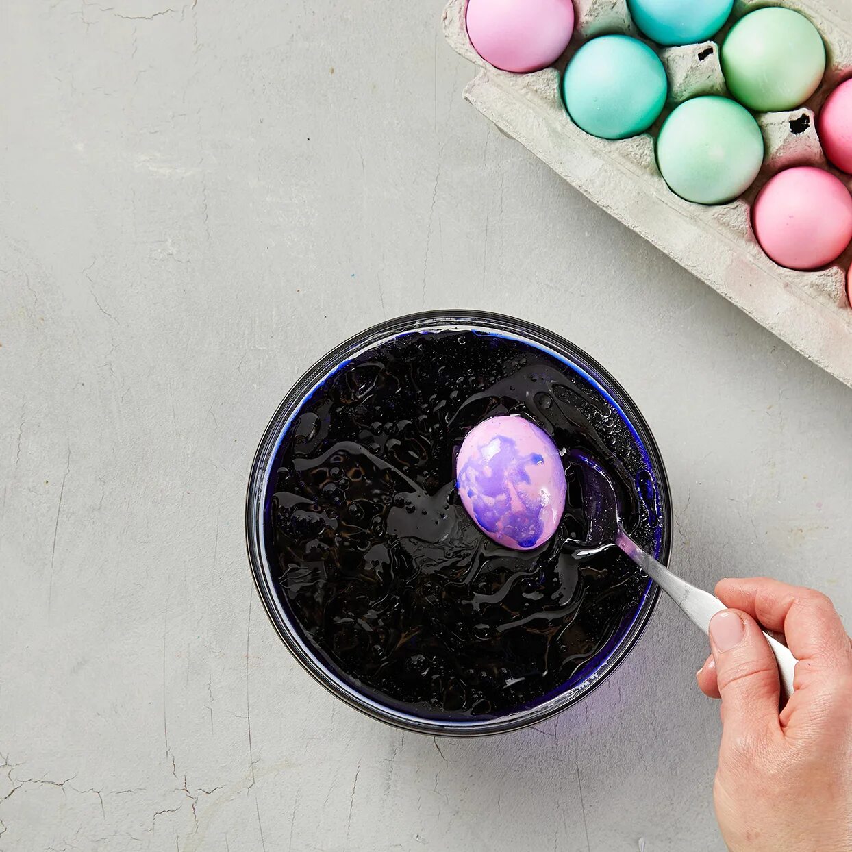 Можно ли покрасить яйца красителем. Мраморные яйца с фукорцином. Мраморное окрашивание пасхальных яиц. Окрашивание яиц красителями. Краситель для яиц мраморный.