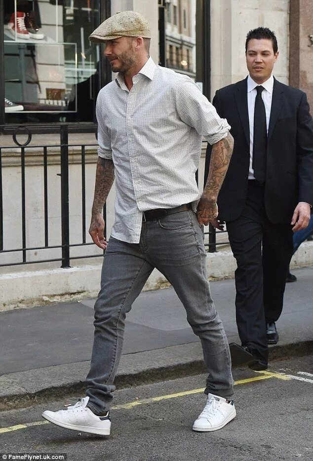 Gaunt Brad Pitt reveals shockingly slender frame Brad pitt, Mens casual outfits,