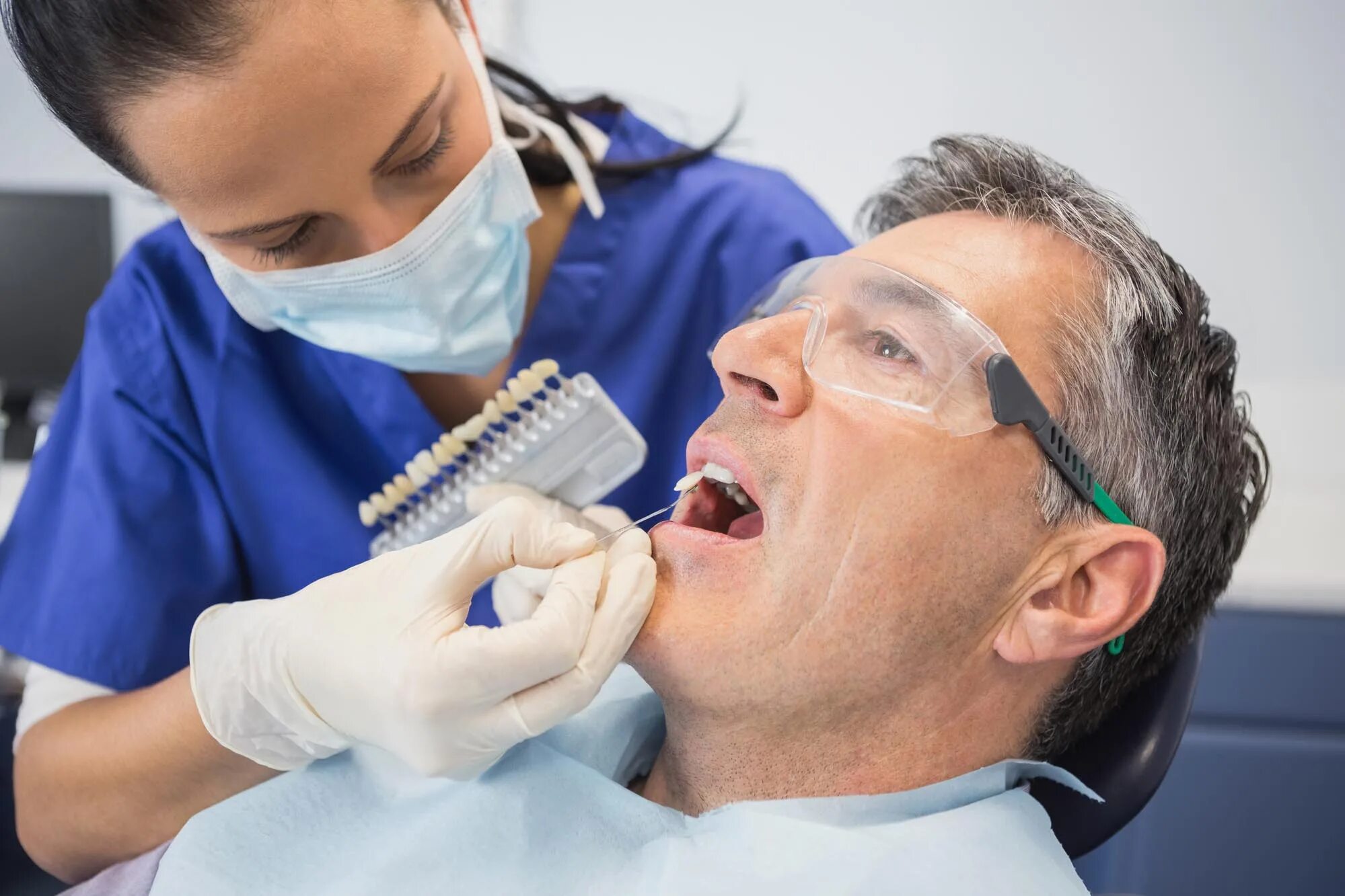 Стоматологический врач. Стоматолог и пациент. Зубной. Зубной врач. Пациент на приеме у стоматолога.