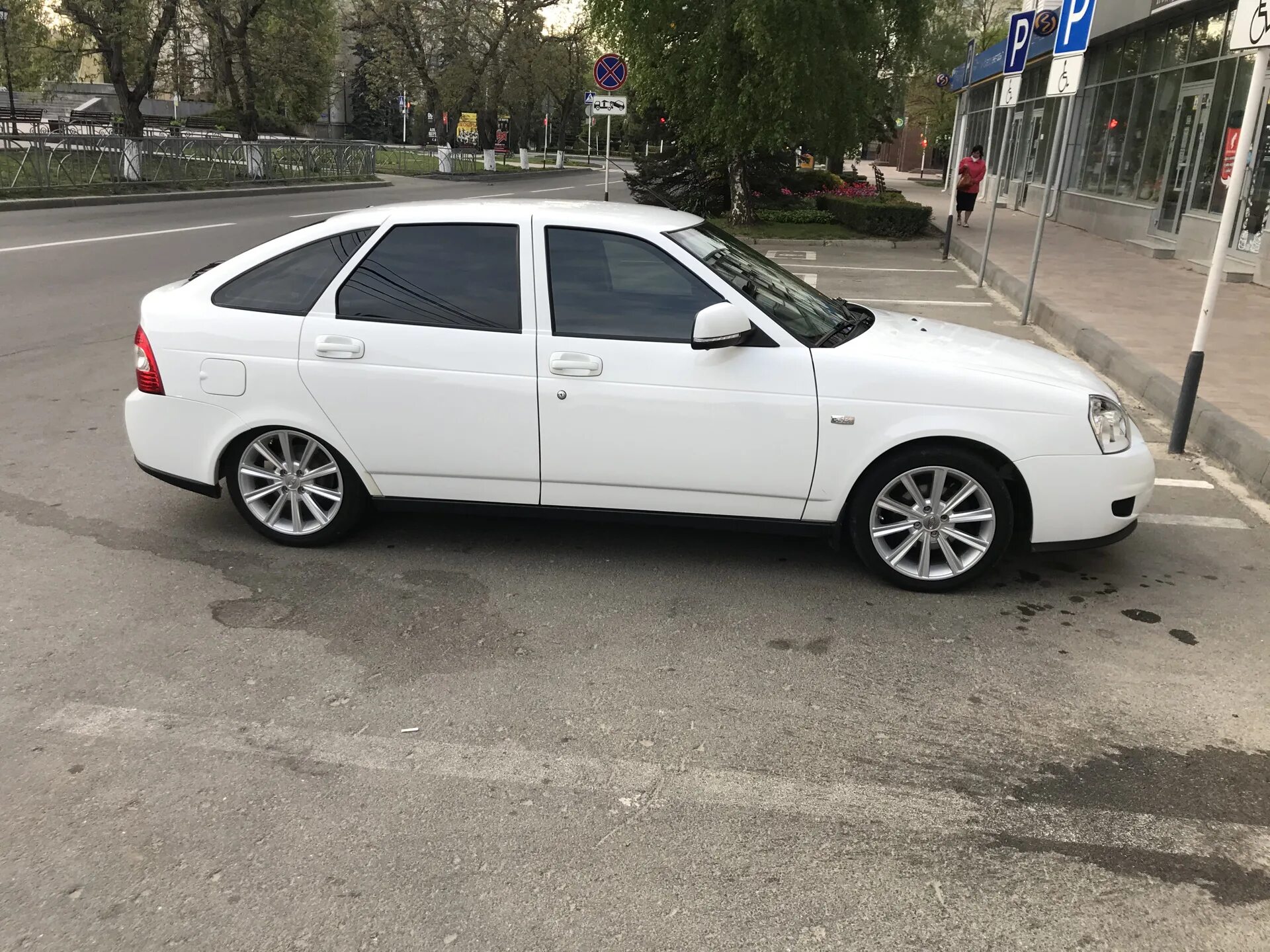 Приора Камрики r16. Белая Приора седан r15. Белая Приора седан на 16 камриках. Приора хэтчбек на 16