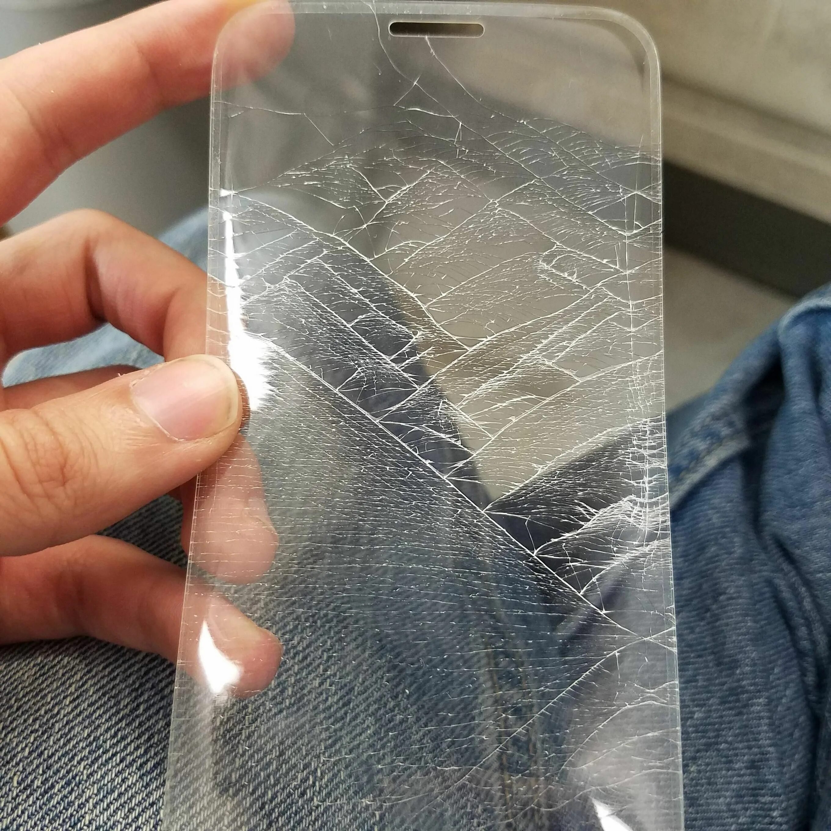 Стекло по краям на телефоне. Tempered Glass защитное стекло. Iphone 7 разбитое защитное стекло. Треснутое защитное стекло. Защитное стекло для защитного экрана.