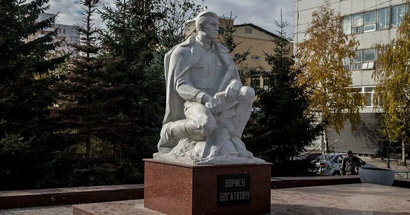 Бориса богаткова памятник возле областной. Памятник богаткову новосибирск. Памятник бориса богаткова. Памятник борису богаткову в новосибирске. Памятник борису богаткову в новосибирске.
