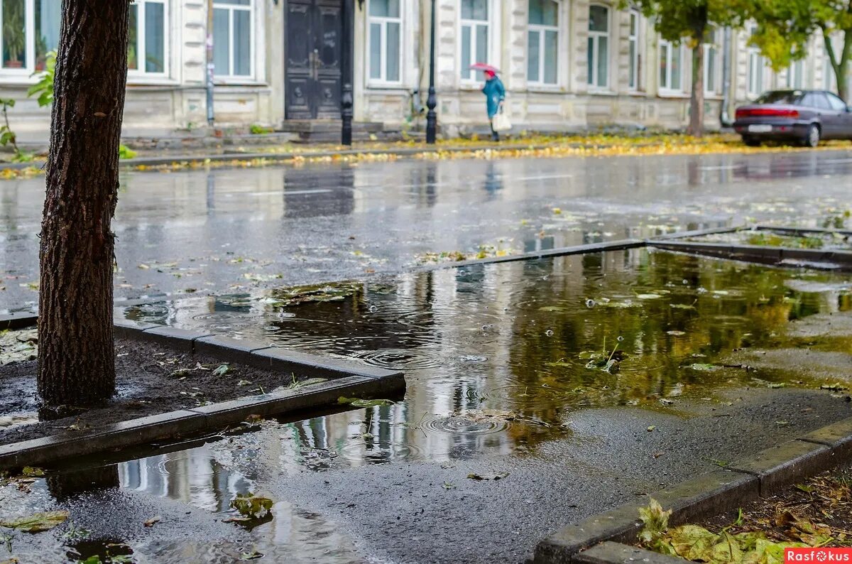 Улицы после дождя. Потоп на трехсвятской тверь. Ливневые дожди. Ливень. Московские улочки дождливые.