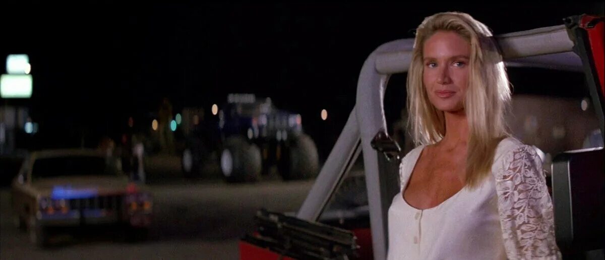 Придорожная закусочная 1989. Дом у дороги 2024 выход. Дом у дороги 2024 выход. Патрик суэйзи дом у дороги. Патрик суэйзи придорожное заведение.