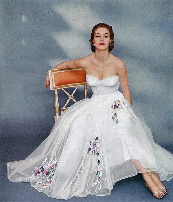 Свадебные платья 1940. Свадебное платье в стиле 60-х годов. Свадебные платья диора 1950х. Белое винтажное платье шейн. Свадебные платья 40.