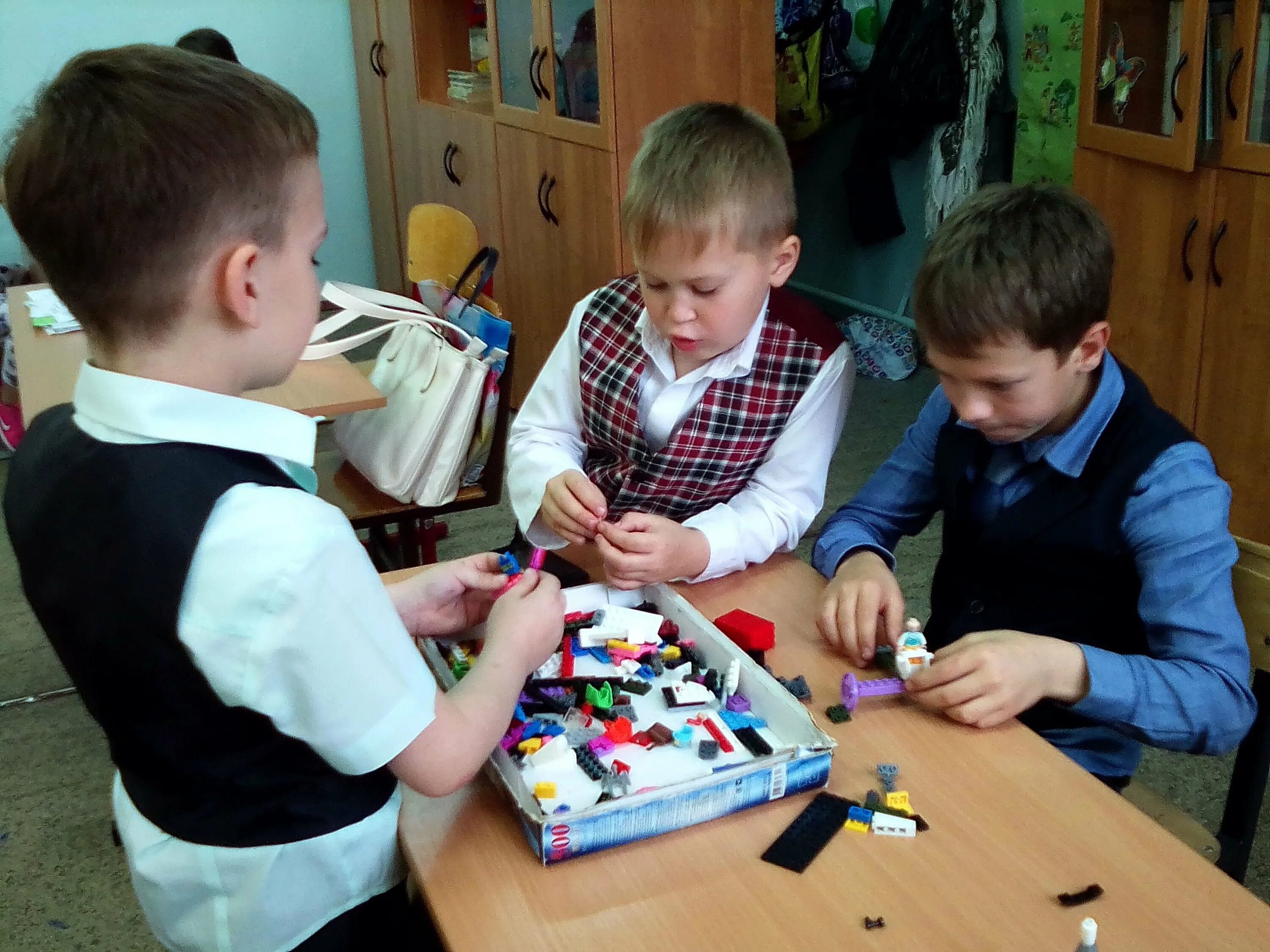 Дети на уроке. Урок в начальной школе. Урок в начальной школе. Занятия для детей. Школьники начальных классов.