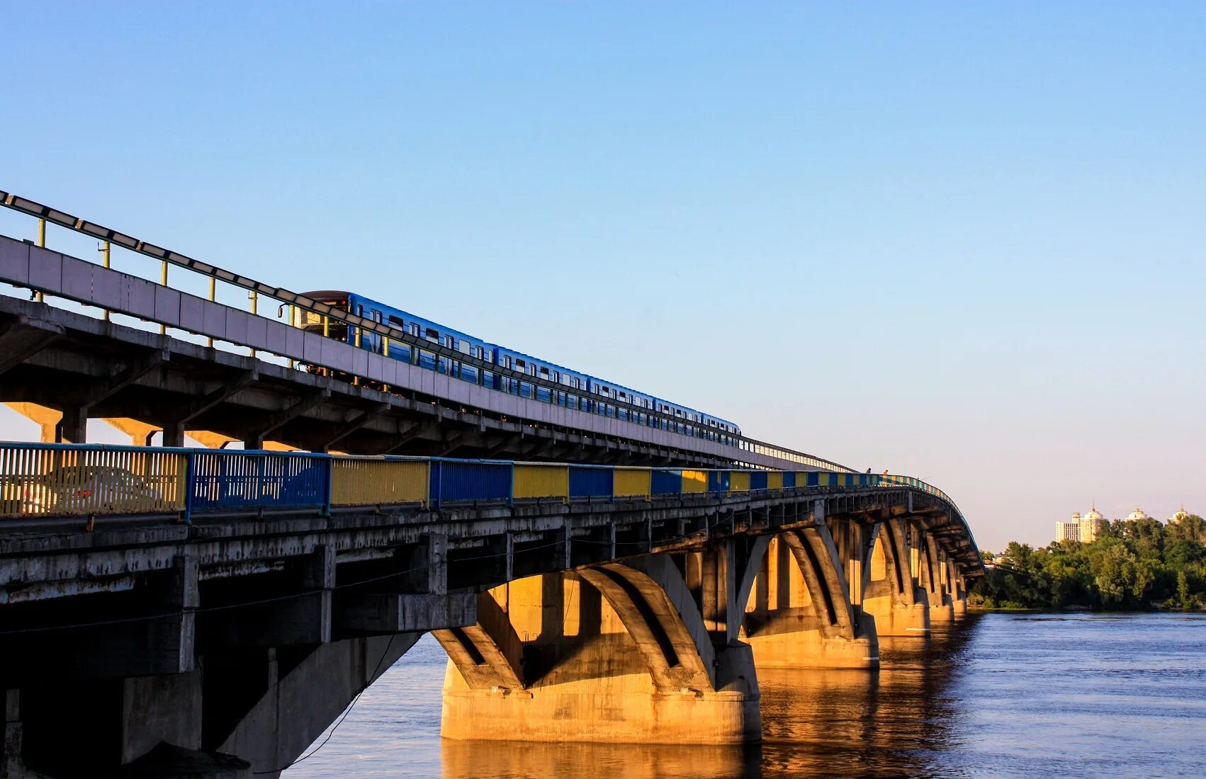 Где находится метро мост. Киевский метромост. мост метро киев. метромост москва. киевская метро мост.