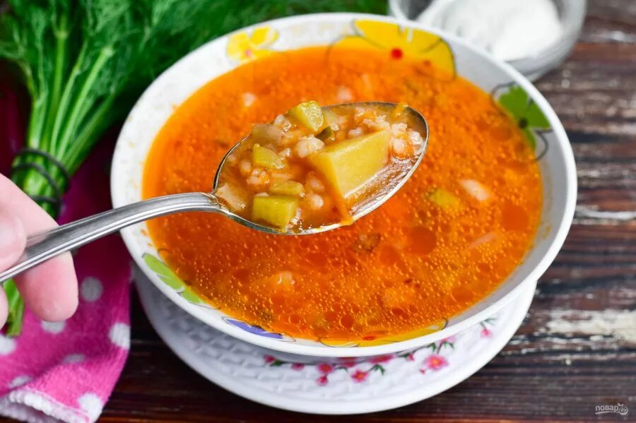 Рассольник с перловкой и солеными огурцами. Рассольник с перловкой. Суп рассольник. Ленинградский рассольник с перловкой. Рассольник рецепт с перловкой и огурцами говядиной.