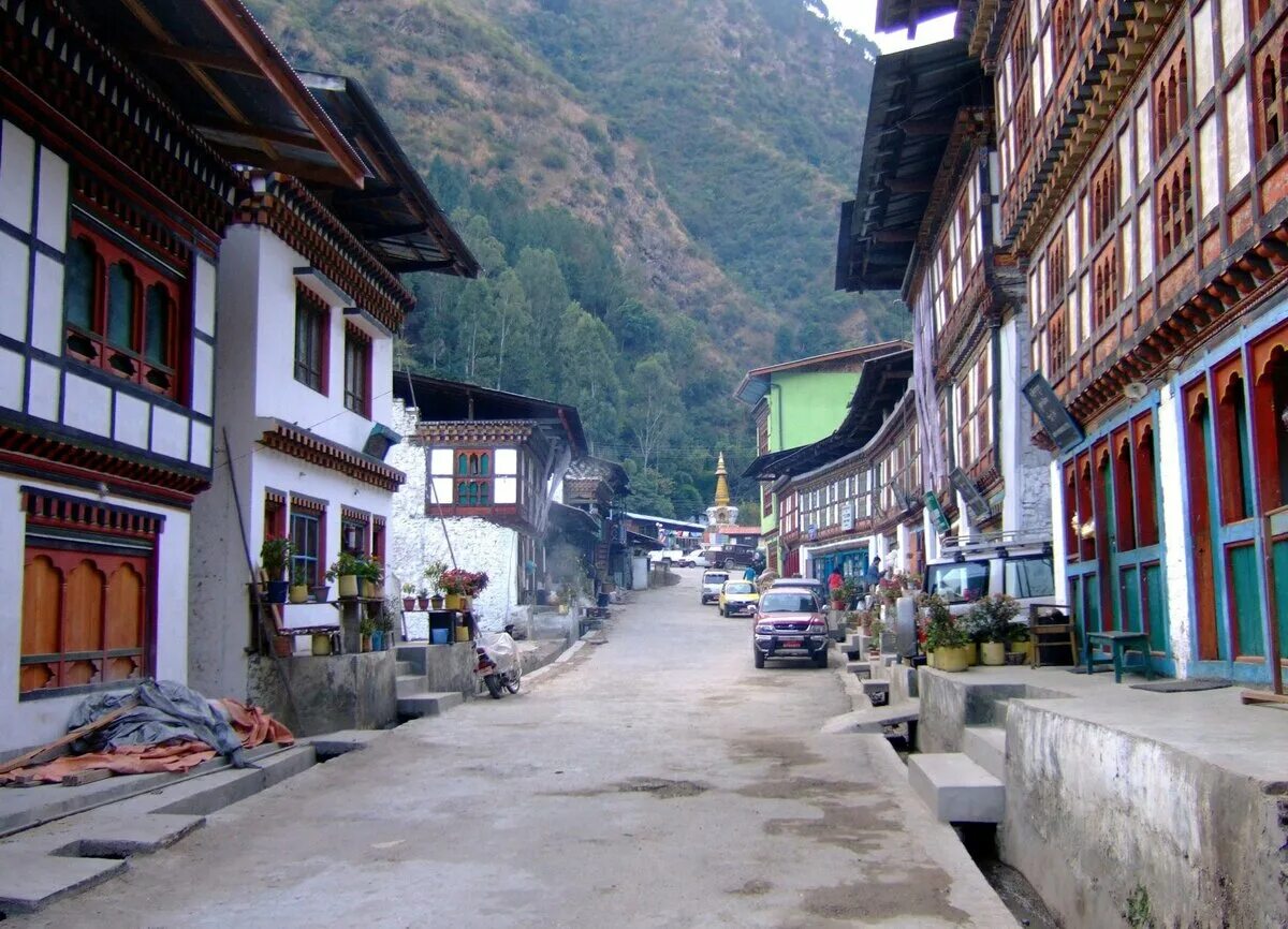 Бутан города. Бутан столица Тхимпху. Тхимпху улицы города. Самдруп-Джонгхар. Улицы королевства бутан.