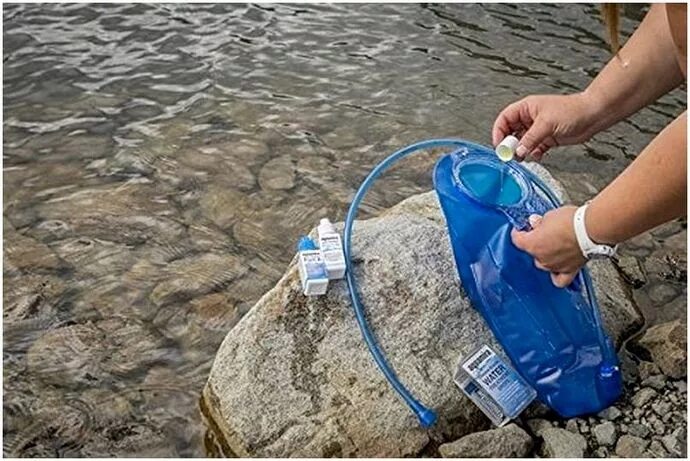 Чтобы очистить воду нужно. Емкость для фильтрации воды. Емкость для воды в походе. Фильтр для очистки Речной воды. Фильтрация воды в реках.