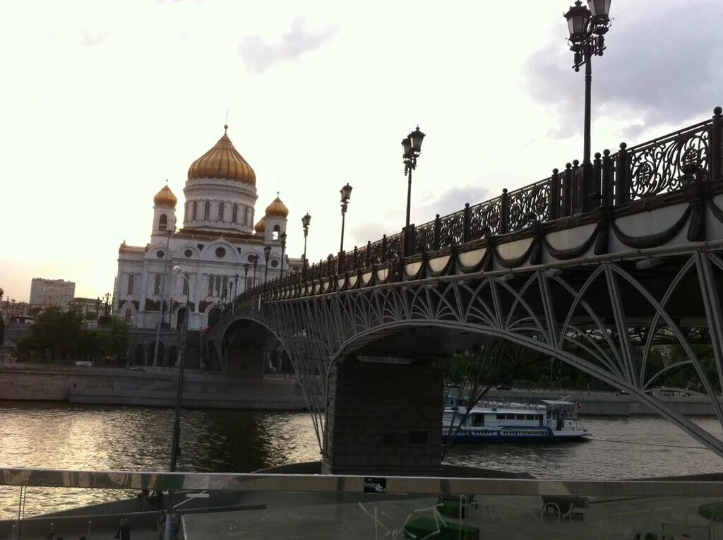 Патриарший мост в петербурге. Мост у храма христа спасителя. патриарший мост в москве. на кропоткинской церковь мост. патриарший мост достопримечательности.