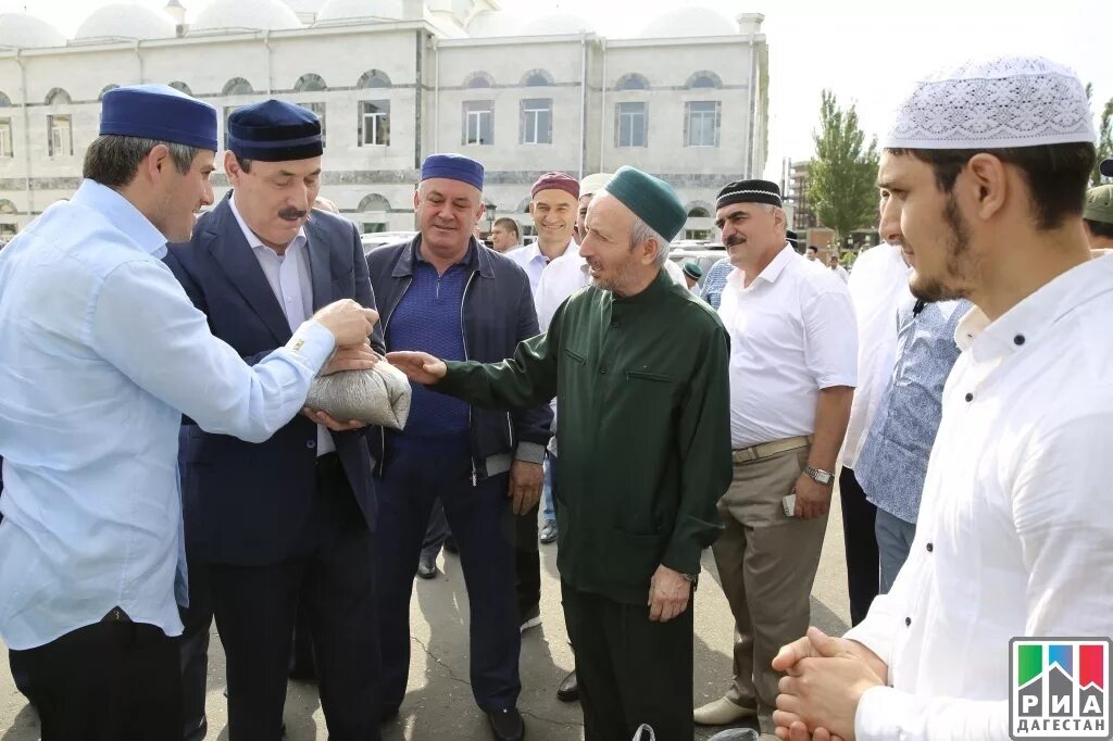 Азан в Джума мечети Махачкалы. Имам центральной Джума мечети Махачкалы. Ураза байрам намаз.в Махачкале. Джума мечеть Махачкала байрам намаз.