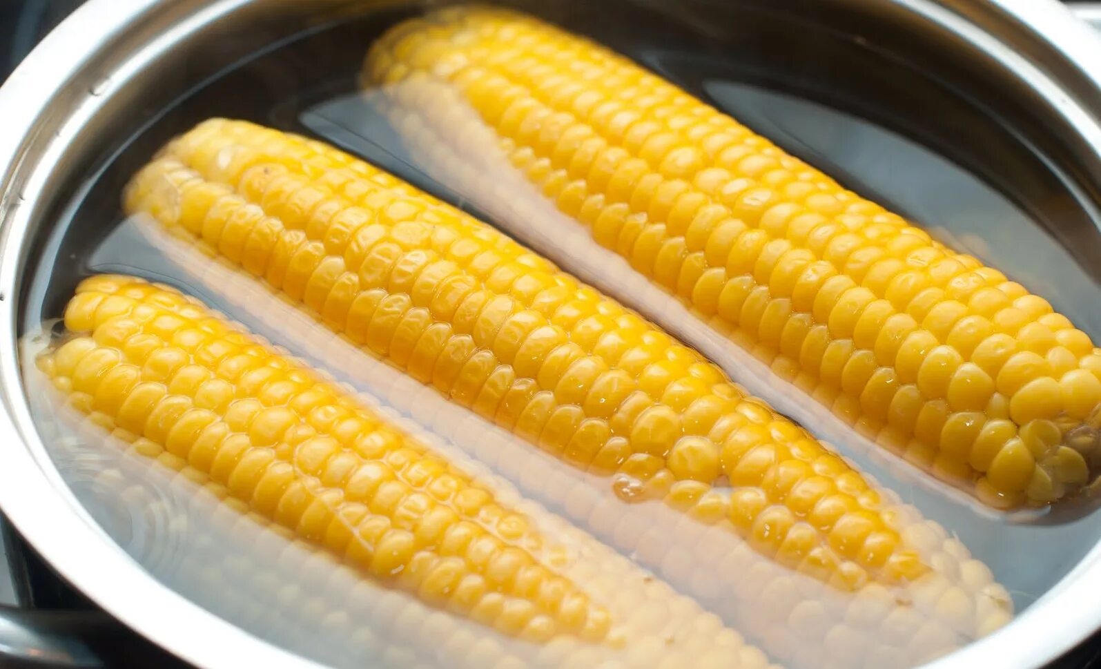 Вареная кукуруза. Кукуруза отварная в початках. Вареная кукуруза Бондюэль. Сладкая вареная кукуруза.