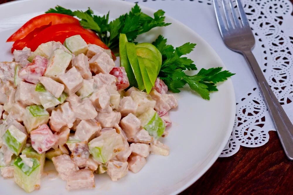 Салат каприз классический с курицей. Дамский каприз Salat. Каприз салатлар. Damski каприз Salat. Салат каприз с копченой курицей.