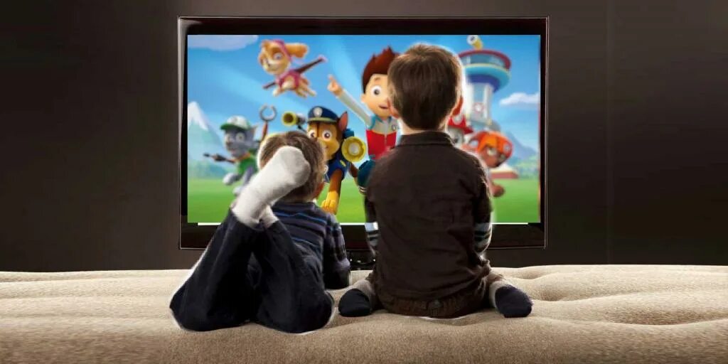 Производство: "союзмультфильм". Дети в кинотеатре с попкорном. Просмотр фильма с детьми в школе. Мероприятие просмотр мультфильмов. Мероприятие просмотр мультфильмов.