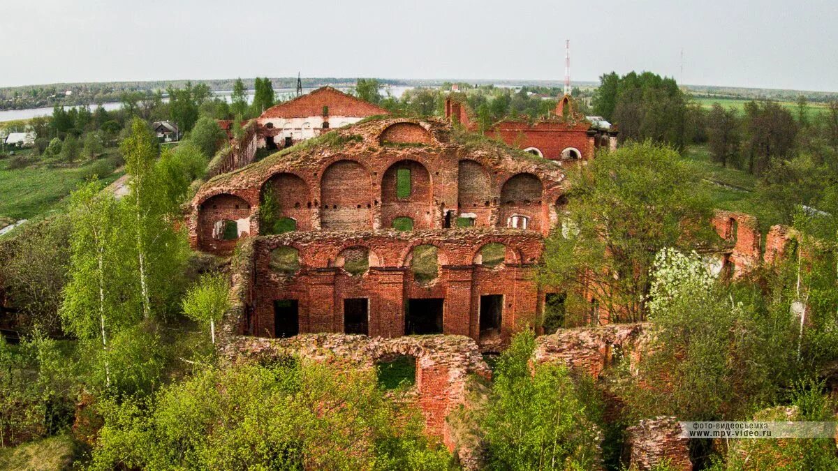 Новгородская область в реальном времени. Аракчеевские казармы Чудово. Деревня Селищи Новгородской области. Усадьба графа Малышева Новгородская область. Грузино Аракчеев усадьба.