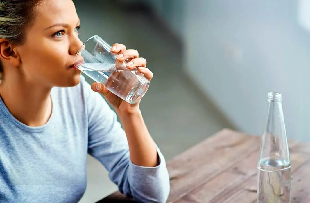 Девушка пьет алкоголь. Пьющие девушки. Питье воды. Девушка много выпивает. Девушка много выпивает.