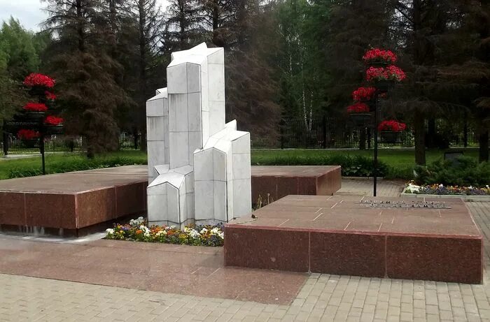 Памятник дмитрию разумовскому ульяновск. Памятник в городе зеленоград. Памятник дмитрию разумовскому в крюково. Мемориал в крюково. Мемориал штыки в зеленограде.