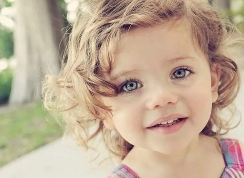 Кудрявая девочка с голубыми глазами. Дети с красивыми глазами. Маленькая кудрявая девочка. Кудрявые дети.