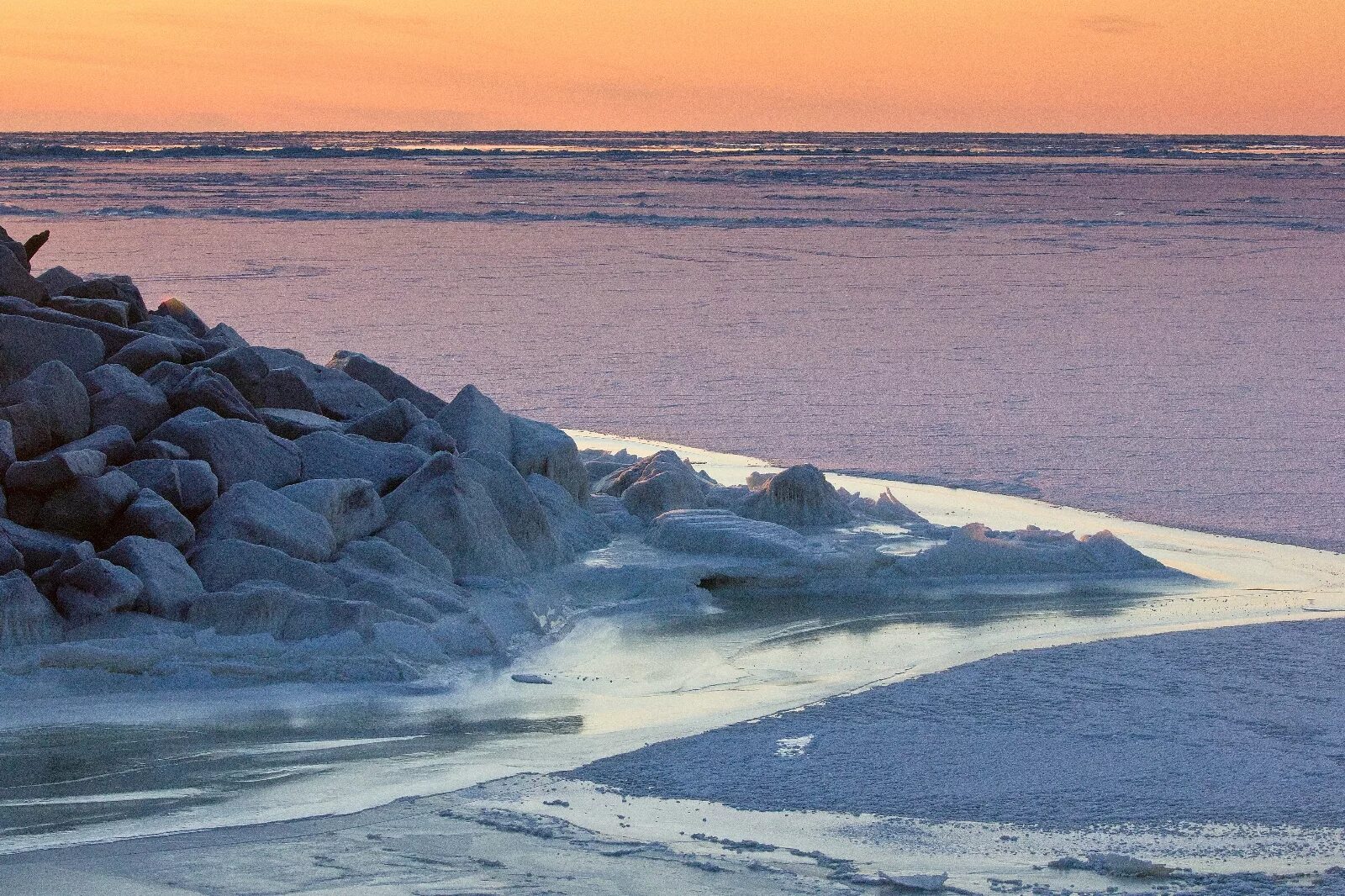 Северно ледовитый океан крупнейшее море. Берингово море. Северный Ледовитый океан Берингово море. Берег Берингова моря. Море Беринга.