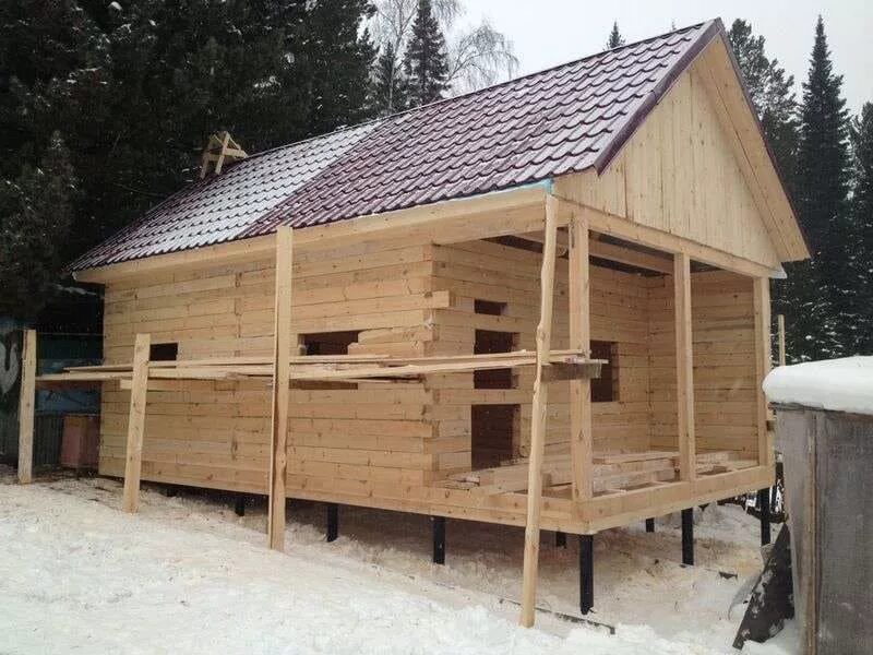 Баня 4,5 на 4,5 на сваях. Баня 6х4 на винтовых сваях. Баня на сваях из бруса. Баня на сваях из бруса. Баня из профилированного бруса на винтовых сваях.