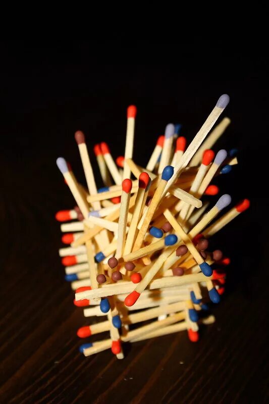 Спички цветные в банке. Банка со спичками. Вспыхнувшая спичка. Спички для свечей в баночке. Фокусы из спичек.