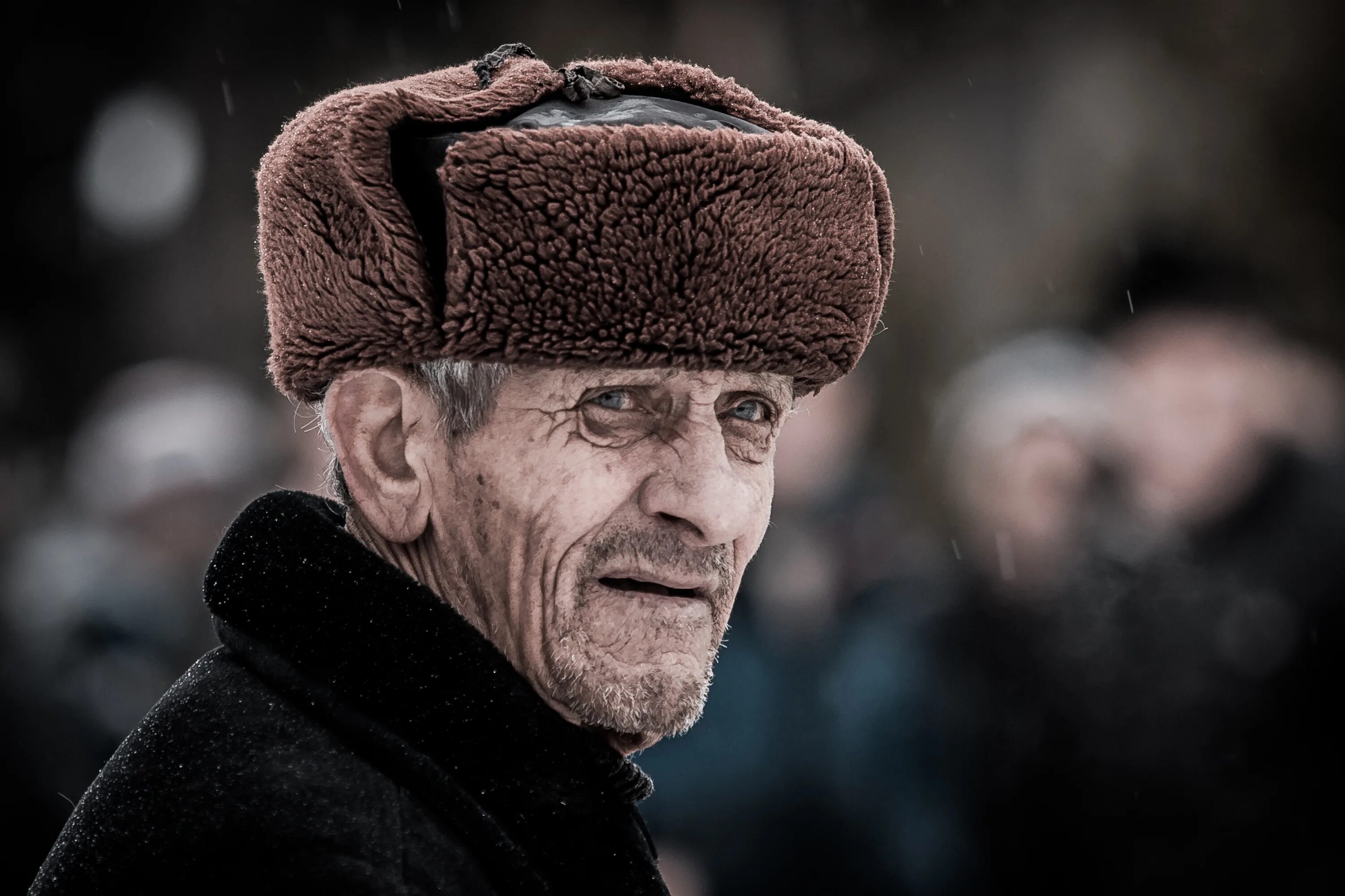 Мужчин старше 80 лет. Старик в ушанке. Пожилой мужчина. Старик в шапке. Фото пожилого мужчины.