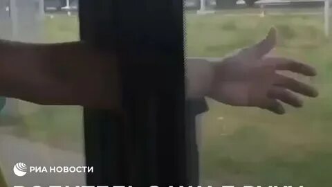 Зажало руку