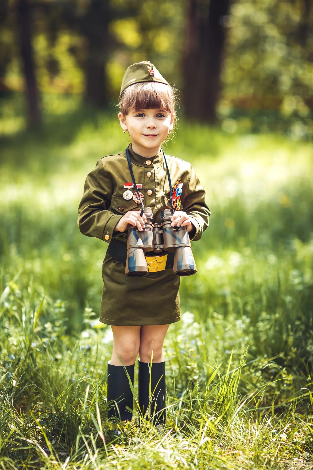 Маленький военный. Детская фотосессия в военной форме. Фотосессия в военной форме дети. Двечока в военной форме. Фотосессия к 9 мая для детей.