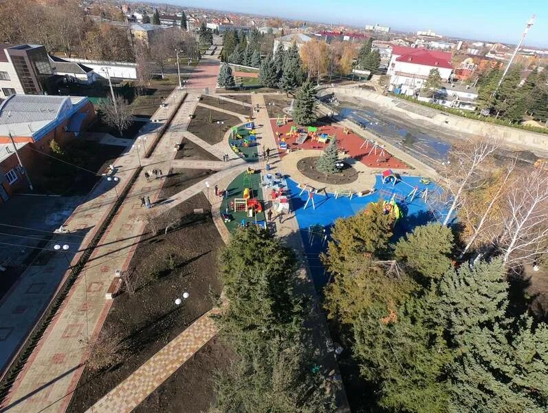 Ново курганинск. Курганинск городской парк Курганинск. Курганинск Центральный парк. Парк Солнечный остров Курганинск. Парк 2 зари Курганинск.