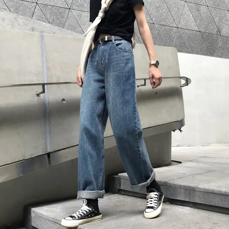 Можно ли носить широкие джинсы. Wide Leg джинсы Корея 2020. Широкие джинсы. Модные широкие джинсы. Широкие джинсы с подворотами.
