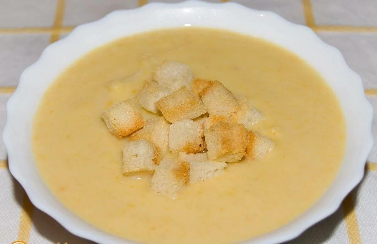 Суп пюре из картошки и курицы. Картофельный суп пюре. суп-пюре из картофеля с гренками. суп картофельный протертый. суп пюре с гренками.