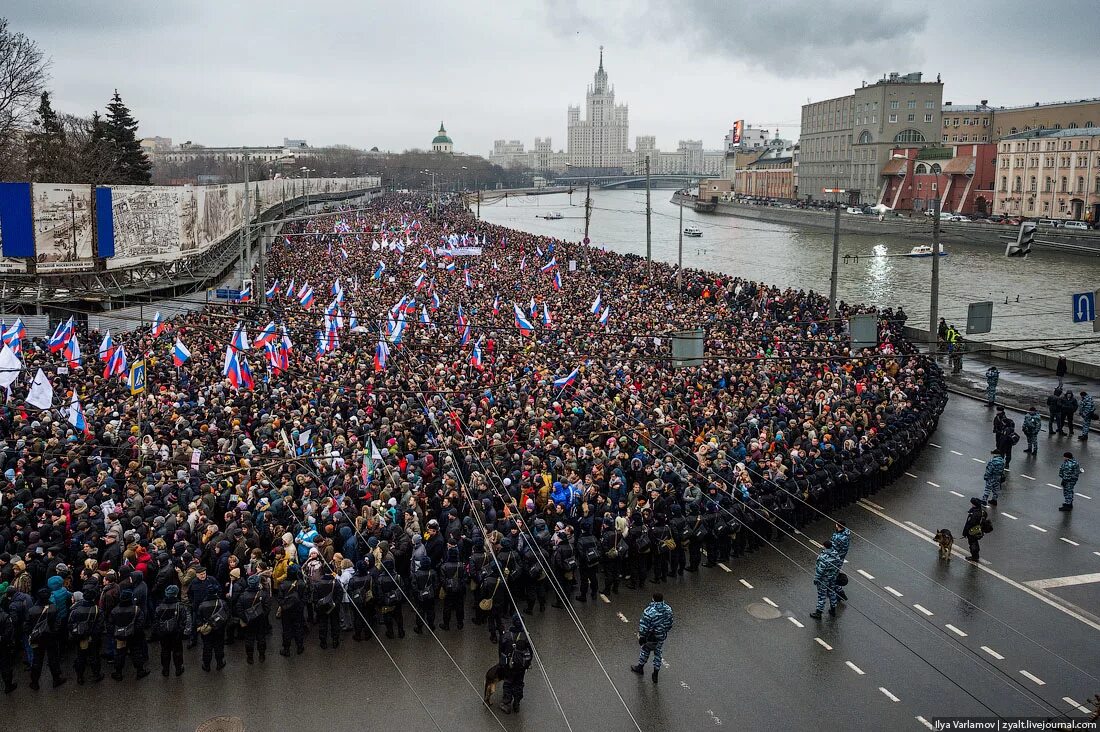 60 тыс человек. Марш памяти Бориса Немцова 2015 Москва. Марш Немцова 2021. Фотографии с марша памяти Бориса Немцова в Москве 2015. Шествия памяти Бориса Немцова.